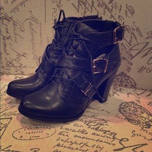 Akira Emilee (black)